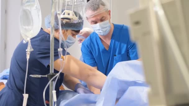 Uma Equipe Cirúrgica Especializada Está Focada Realização Cirurgia Varizes Para — Vídeo de Stock
