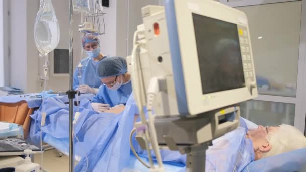 一队合格的外科医生致力于进行彻底的静脉曲张手术 他们的专业知识集中在治疗和解决影响病人腿的疾病上 — 图库视频影像