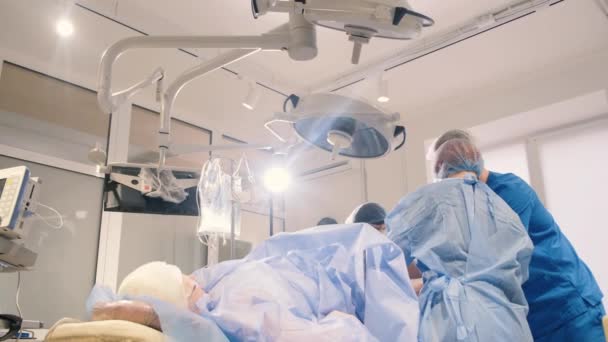 一队合格的外科医生致力于进行彻底的静脉曲张手术 他们的专业知识集中在治疗和解决影响病人腿的疾病上 — 图库视频影像