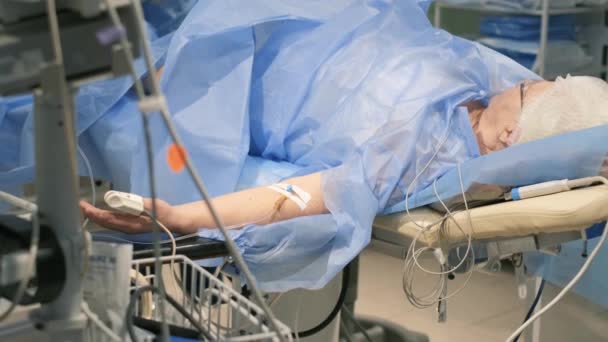 Una Anciana Yace Mesa Operaciones Mientras Somete Procedimiento Quirúrgico Realizado — Vídeos de Stock