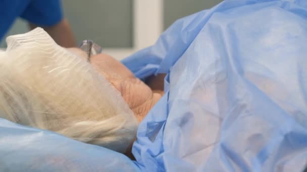 Προετοιμασία Της Ηλικιωμένης Γυναίκας Για Χειρουργική Επέμβαση Περιλαμβάνει Την Προσεκτική — Αρχείο Βίντεο