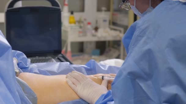 Команда Квалифицированных Хирургов Специализируется Проведении Тщательной Варикозной Хирургии Вен Фокусируя — стоковое видео