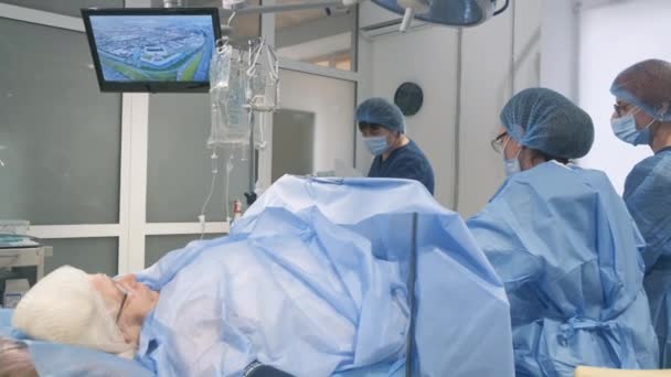 Ett Skickligt Kirurgiskt Team Fokuserar Att Utföra Åderbråck Kirurgi För — Stockvideo