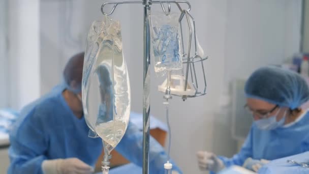 Μια Ηλικιωμένη Γυναίκα Βρίσκεται Στο Χειρουργικό Τραπέζι Ενώ Υποβάλλεται Χειρουργική — Αρχείο Βίντεο