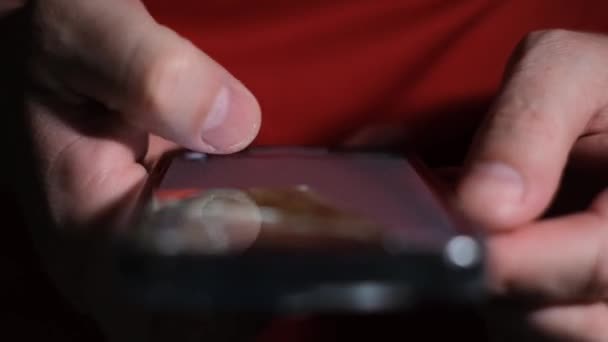 Noci Muž Pečlivě Prohlíží Sociální Sítě Svém Mobilním Telefonu Zblízka — Stock video