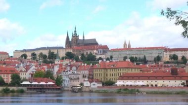 Çek Cumhuriyeti 'nin Vltava nehrinin karşısındaki eski Prag kasabasının mimarisinin güzel bir manzarası..