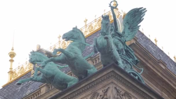 Gyönyörű Fémlovak Prágai Nemzeti Színház Épületén Csehországban Régi Prága Gyönyörű — Stock videók