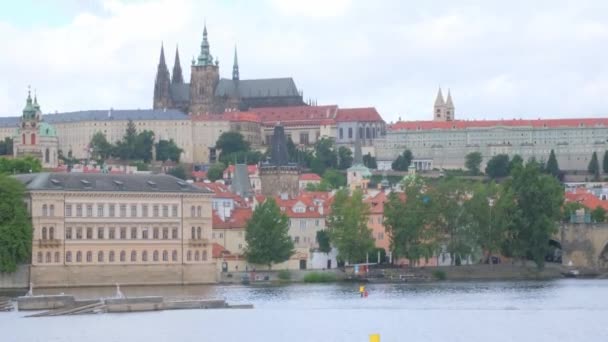 Vltava River Στην Πράγα Τσεχία Πανόραμα Της Πόλης Πανοραμική Θέα — Αρχείο Βίντεο
