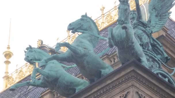布拉格国家剧院青铜马像 捷克共和国 旧楼的美丽细节 — 图库视频影像