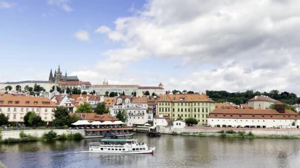 Naturskön Utsikt Över Gamla Stan Arkitektur Prag Tjeckien Över Floden — Stockvideo
