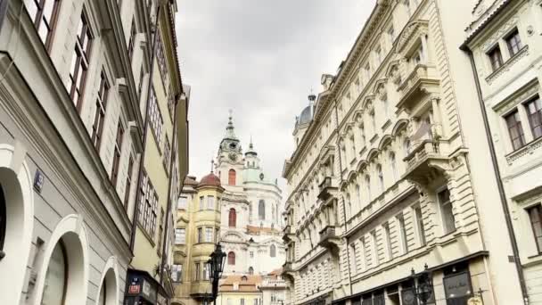 チェコのプラハの旧市街にある美しい通りや家 — ストック動画