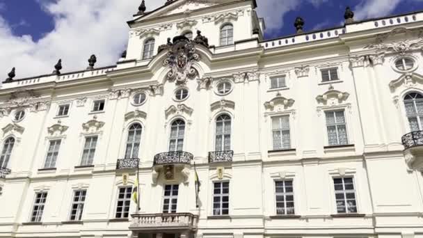 チェコのプラハの旧市街にある美しい通りや家 — ストック動画
