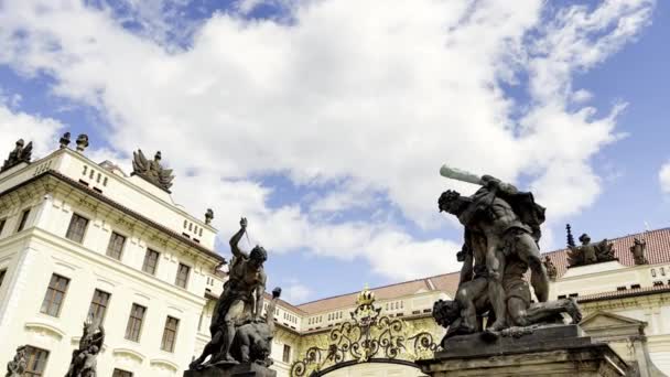 Άγαλμα Στη Γέφυρα Pragues Charles Ένα Ιστορικό Ορόσημο Της Τσεχικής — Αρχείο Βίντεο