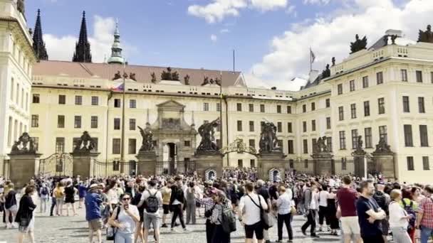 Ett Stort Antal Turister Går Prag Nära Residenset För Tjeckiens — Stockvideo
