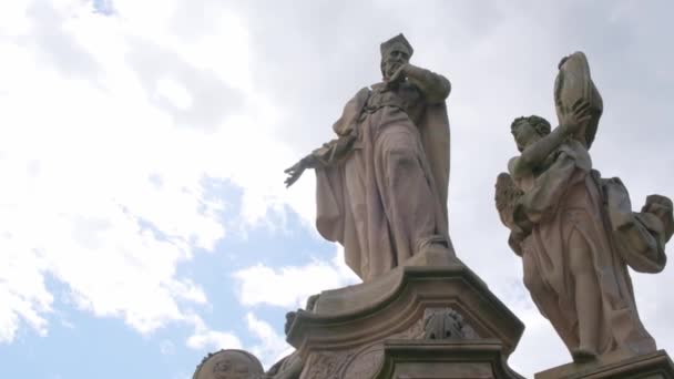 Patung Patung Jembatan Charles Praha Bagian Sejarah Dari Kota Republik — Stok Video