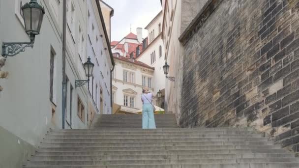 República Checa Praga Uma Bela Mulher Atirando Arquitetura Smartphone Conceito — Vídeo de Stock