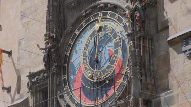 在普拉各斯老城广场大厅大楼的天文时钟的特写 没有人 城市的历史部分 — 图库视频影像