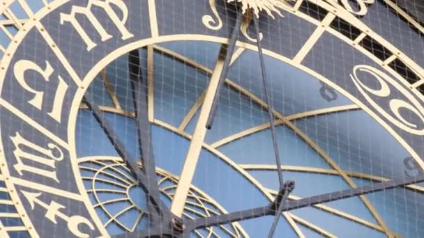 捷克共和国布拉格古城广场上的中世纪历史天文钟 — 图库视频影像