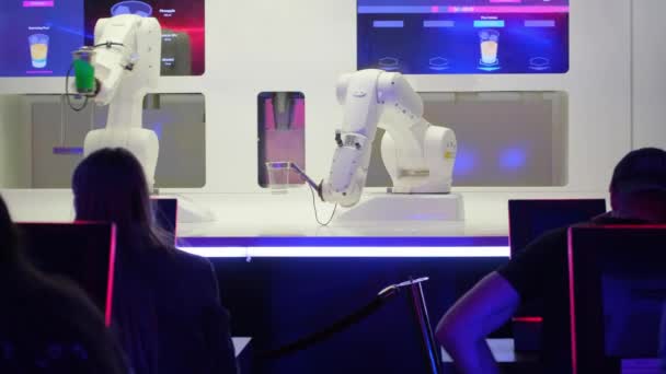 Робот Смешивает Коктейли Посетителей Автоматизированном Баре Праге Чехия — стоковое видео