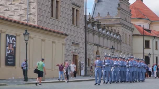 Militaire Soldaten Marcheren Matthias Gate Ingang Van Praagse Burcht Complex — Stockvideo