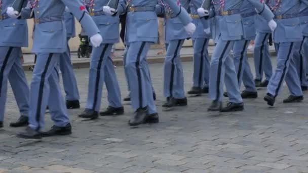Militaire Soldaten Marcheren Matthias Gate Ingang Van Praagse Burcht Complex — Stockvideo