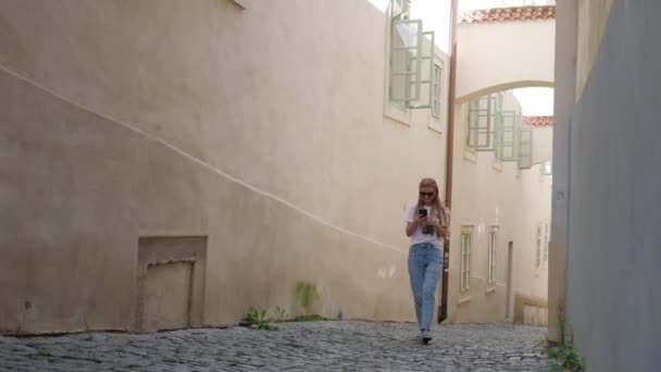 Una Turista Femenina Recorrido Turístico Disfruta Las Calles Praga República — Vídeo de stock