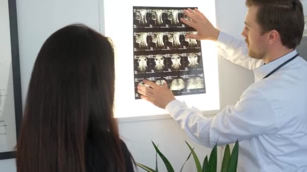 脊椎专家向病人展示了背部的X光照片 在综合医院求诊的脊椎科医生 — 图库视频影像