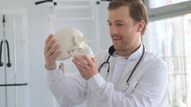 Jovem Incrivelmente Alegre Médico Atraente Segurando Esqueleto Crânio Humano Suas — Vídeo de Stock