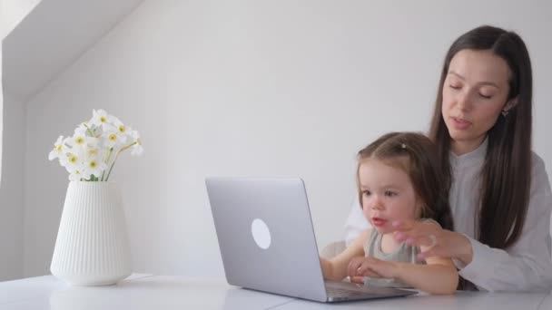 Matka Pracující Doma Mateřské Dovolené Matka Pracuje Svým Dítětem Počítače — Stock video