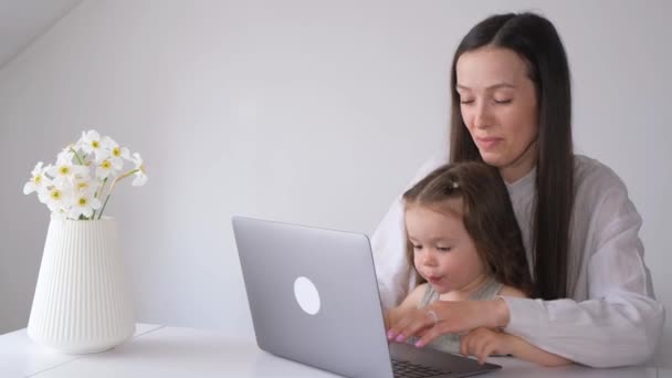Una Linda Niña Interfiere Con Trabajo Sus Madres Computadora Una — Vídeos de Stock