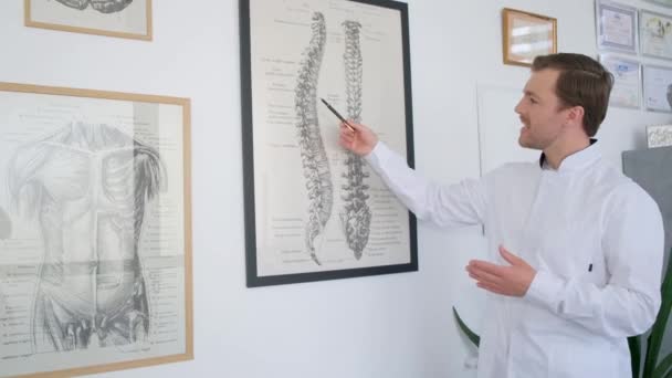 一位脊椎学家展示了支架上脊椎的骨骼和结构 支持疾病及其预防 符号学会议 — 图库视频影像
