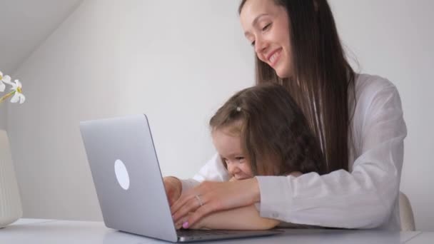 出産休暇で働いている母親 母親は子供とコンピュータで働いている 子供はコンピュータで働く母親に干渉する — ストック動画
