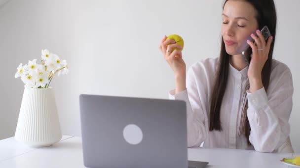 비즈니스 컴퓨터에서 집에서 노란색 사과를 먹는다 직장에서 건강한 — 비디오