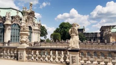 Almanya 'nın Dresden kentindeki Zwinger Müzesi' nde bir yaz günü. Avrupa seyahatleri. Eski kasabanın merkezi.