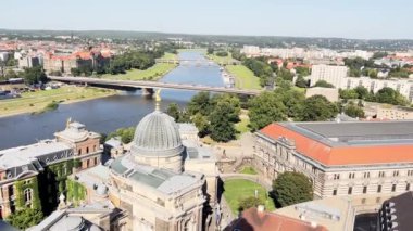 Dresden şehri, Almanya 'nın Saksonya eyaletinde güneşli bir günde Elbe nehrinin ufuk çizgisi üzerindedir. Hava videosu.