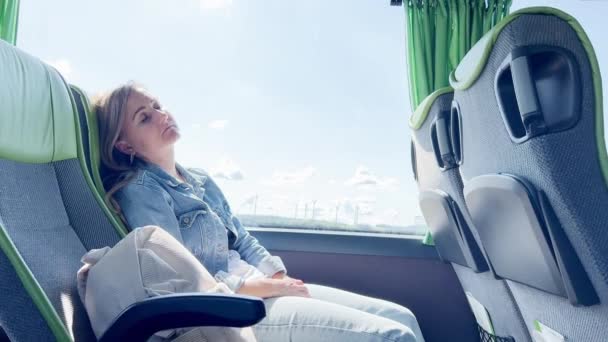 乘公共汽车旅行的女性游客睡觉 厌倦了长途汽车旅行 — 图库视频影像