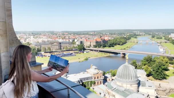 Una Turista Tiene Mapa Sus Manos Mira Panorama Ciudad Dresde — Vídeos de Stock