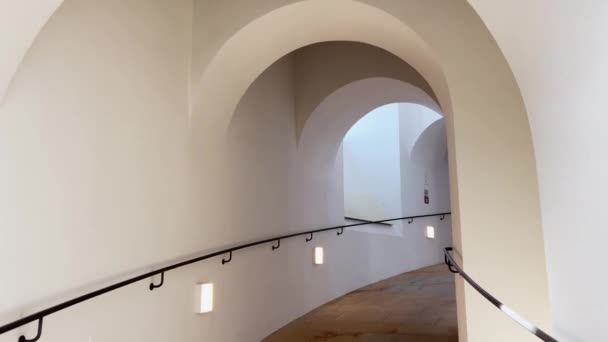 Een Prachtige Verlichte Tunnel Een Middeleeuws Kasteel Met Witte Muren — Stockvideo