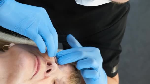 Cirujano Plástico Examina Las Arrugas Viejas Debajo Los Ojos Una — Vídeos de Stock