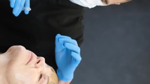 Esteticista Profesional Hace Inyecciones Ácido Hialurónico Para Procedimiento Rejuvenecimiento Facial — Vídeo de stock