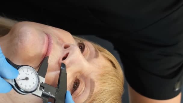 의사는 얼굴에 수술을 여성을 준비하고 있습니다 플라스틱 얼굴에 플라스틱 비디오 — 비디오