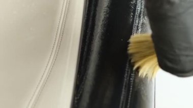 Pahalı arabaların içini kuru temizleme, araba yıkama, araba panelini tozdan derin temizleme. İç dekorasyon. Dikey video