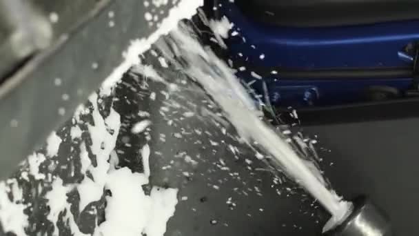 Ein Mitarbeiter Des Technischen Hilfswerks Reinigt Ein Auto Professionelle Reinigung — Stockvideo