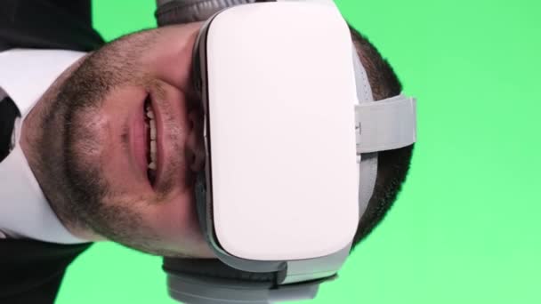 Boldog Irodai Dolgozó Használ Virtuális Valóság Headset Zöld Háttér Stúdióban — Stock videók