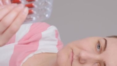 Bir kadın antibiyotik alırken kaygı hisseder, depresyon belirtileri gösterir. Ruh Sağlığı.