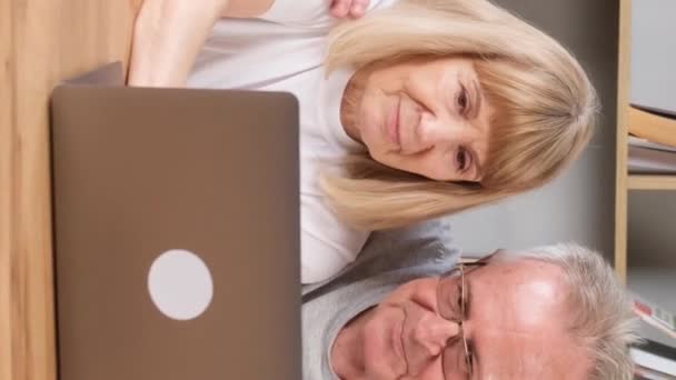 Szczęśliwa Para Seniorów Laptopem Salonie Dziadek Babcia Zakochani Szukają Czegoś — Wideo stockowe