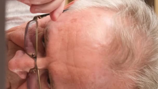 Yaşlı Gri Saçlı Konsantre Bir Emeklinin Dizüstü Bilgisayar Monitörüne Bakması — Stok video