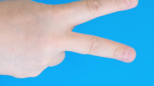 Man Hand Visar Gest Blå Bakgrund Man Hand Visar Två — Stockvideo