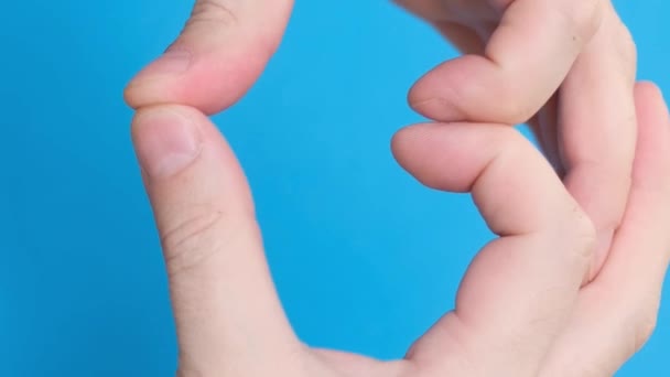 Młody Mężczyzna Robi Serce Dwiema Rękami Niebieskim Tle Ręczny Gest — Wideo stockowe