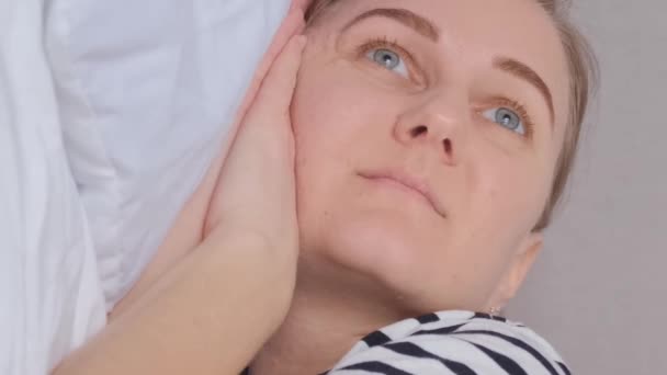 落ち込んでいる女性が目を閉じてベッドに横たわっている 家で休んで バーティカルビデオ — ストック動画